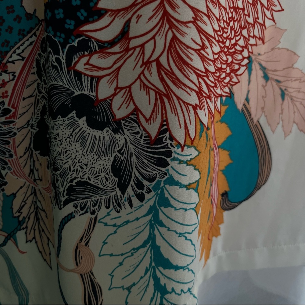 Rose + Olive Sleeveless Graphic Floral Asymmetrical Women's Top in Cream M - Picture 9 of 11